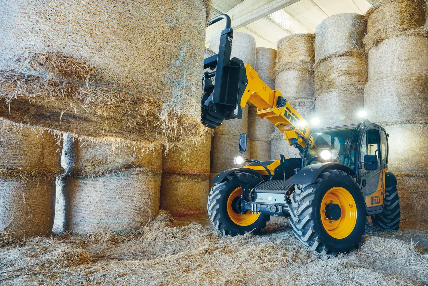 dieci agri farmer telehandler 003 Dieci Agri Farmer telehandler moving hay bales
